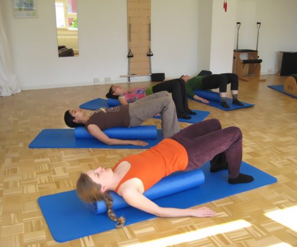 Pilates Gruppentraining mit der Rolle