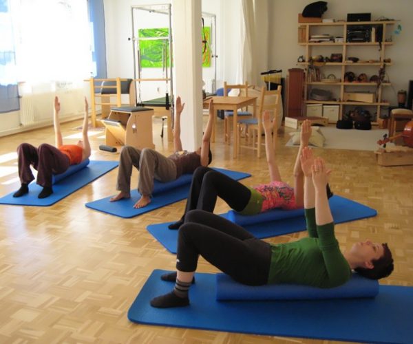 Pilates Gruppentraining mit der Rolle